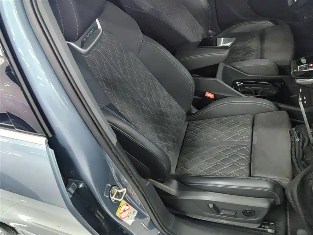 Audi Q4 e-tron 2022 50 e-tron quattro Innovation Edition фото 25