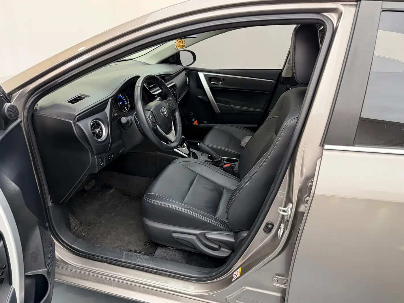 Toyota Corolla 2016 Dual Hybrid 1.8L E-CVT Elite Edition фото 8