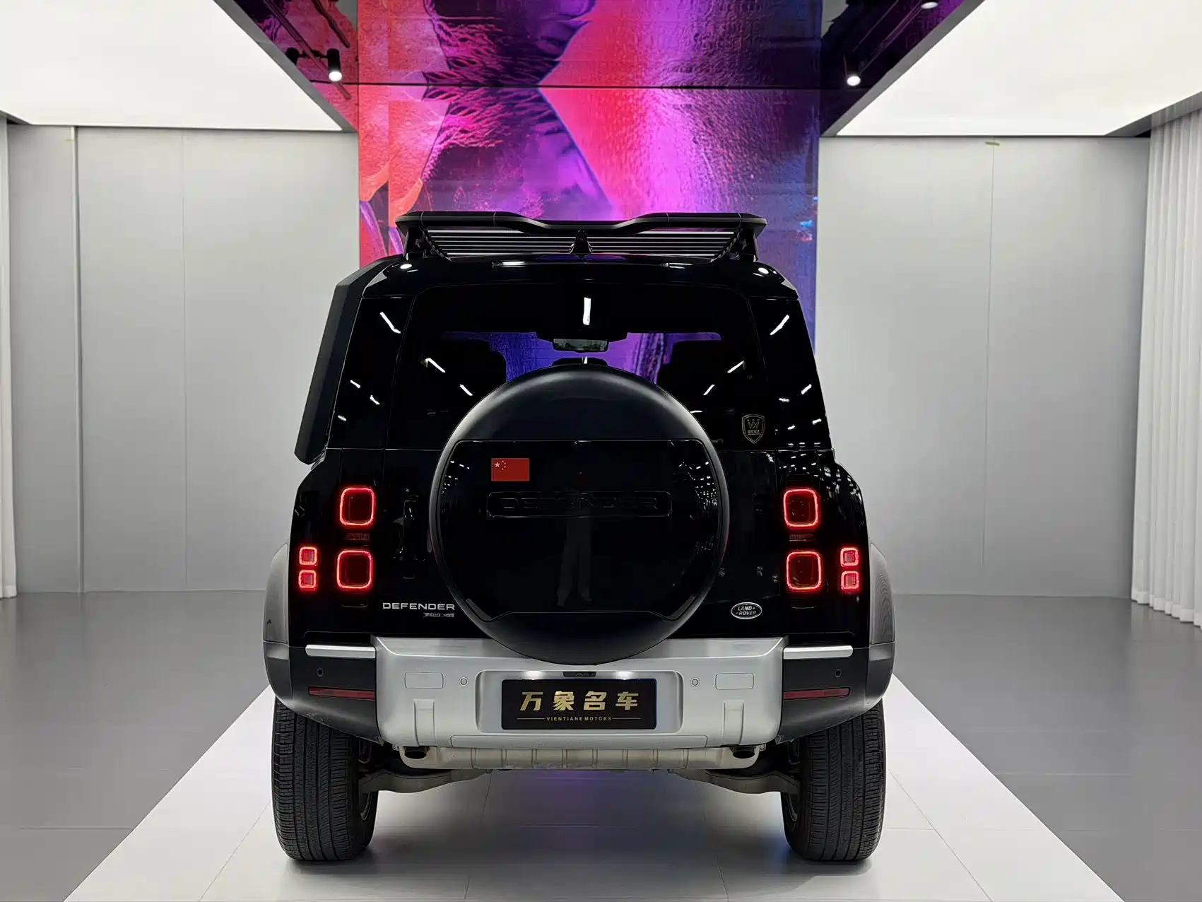 Photo 8 - Land Rover Defender
