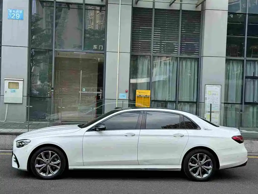 Фото 2 - Mercedes-Benz E-Class