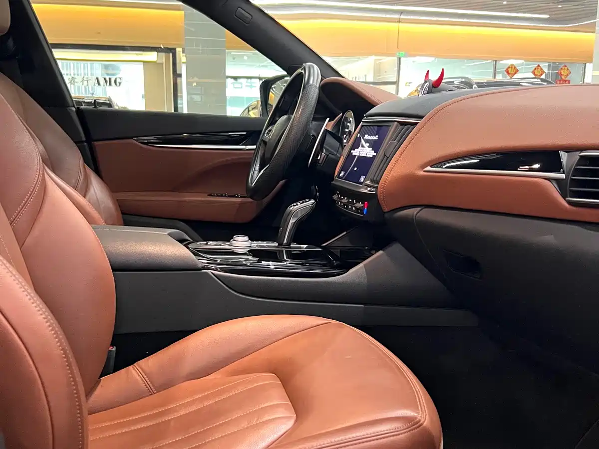 Photo 7 - Maserati Levante