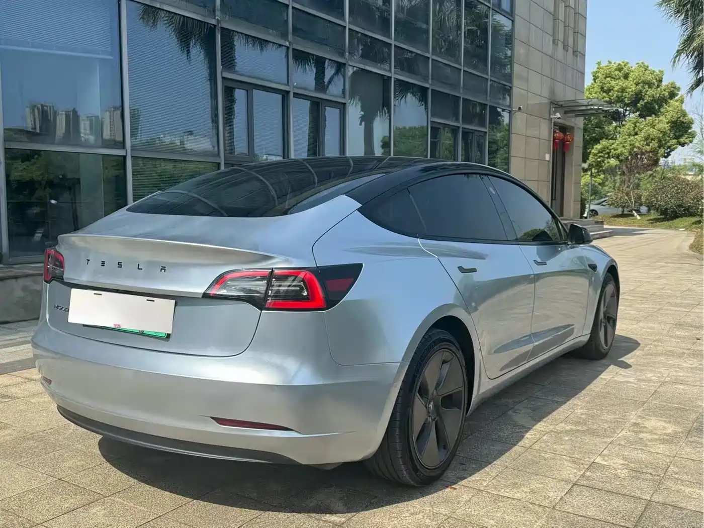 TESLA MODEL 3