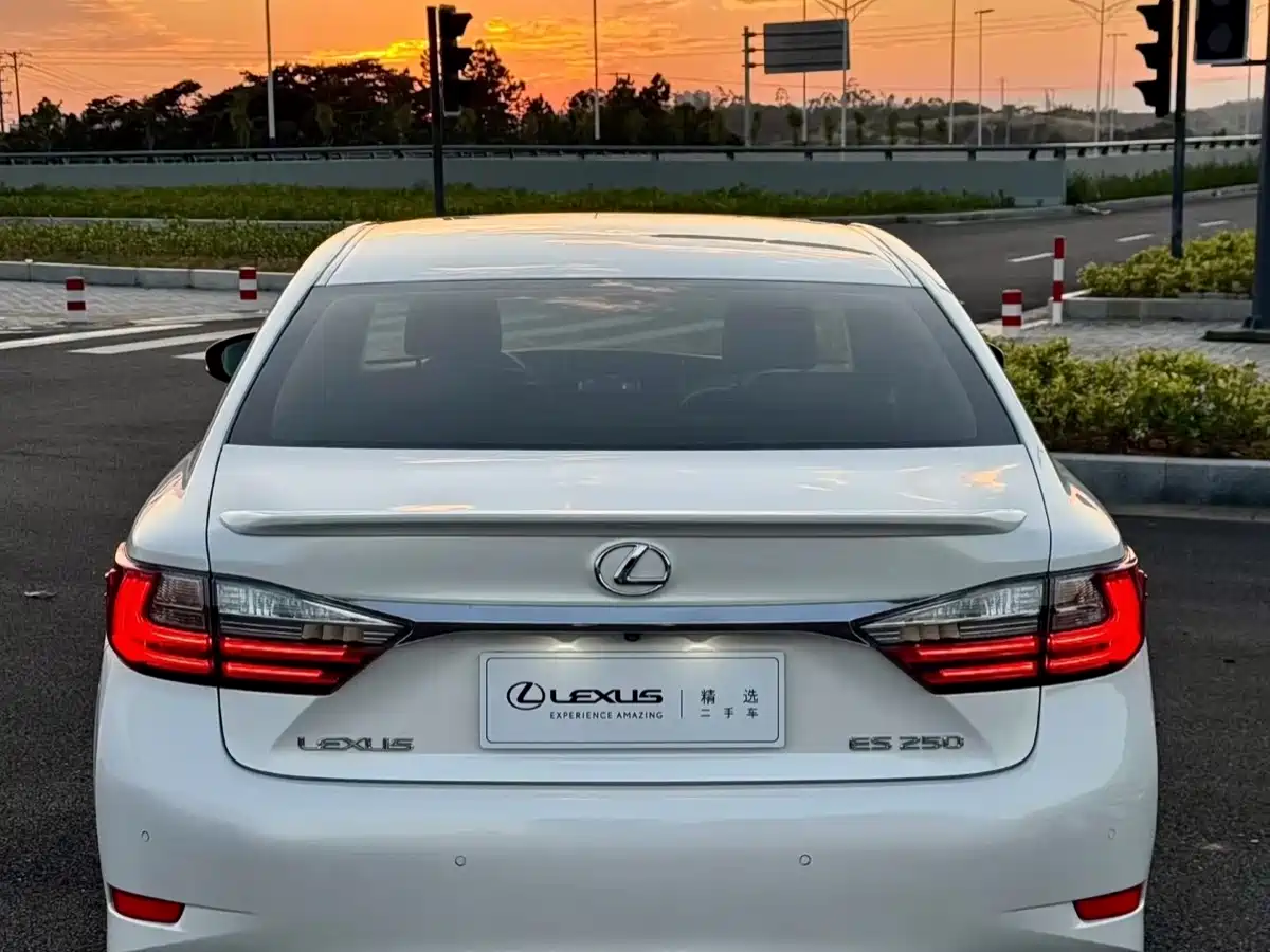 Lexus ES 2015 250 Elegance Edition фото 8