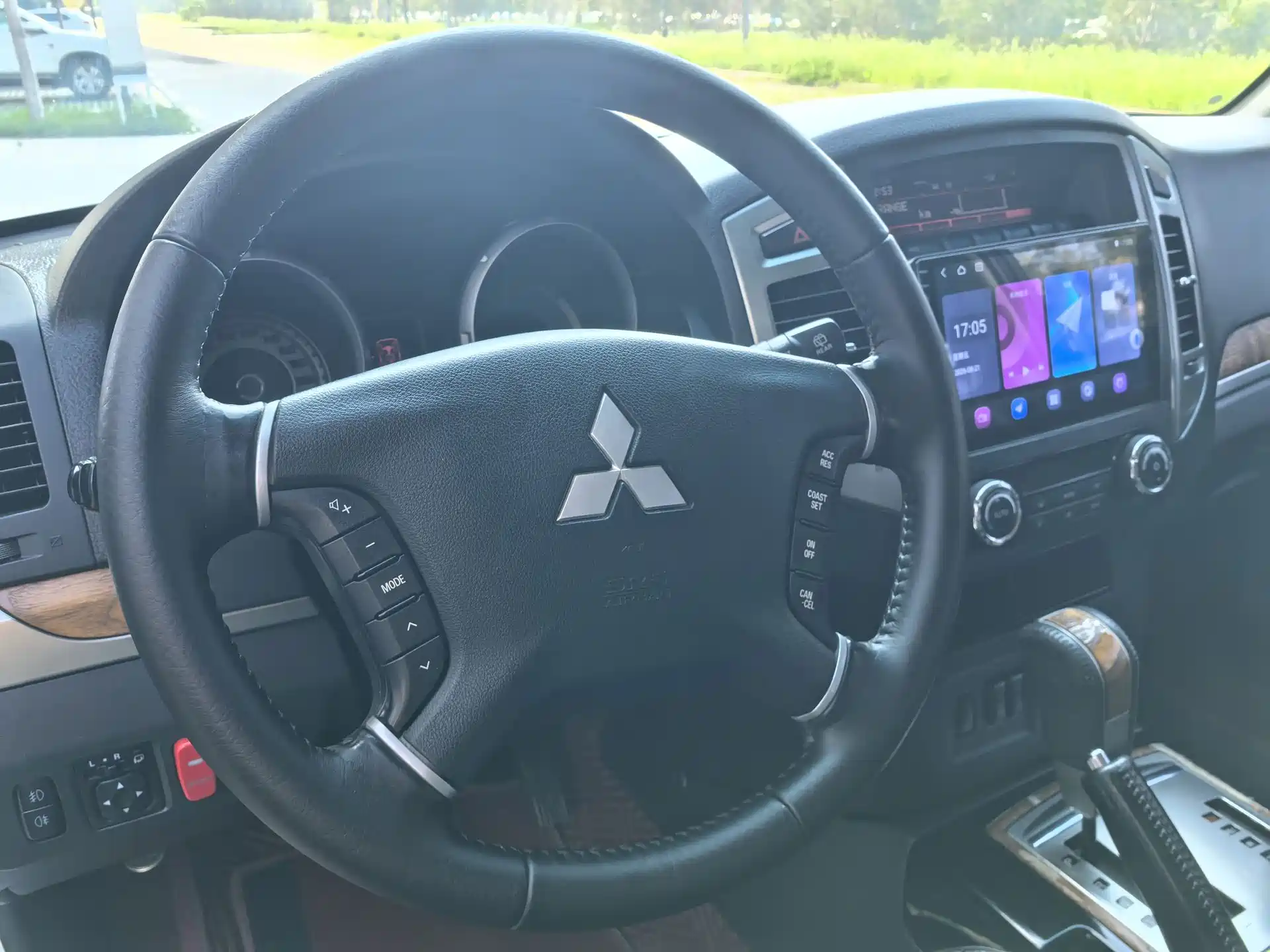 صورة 19 - Mitsubishi Pajero (Import)