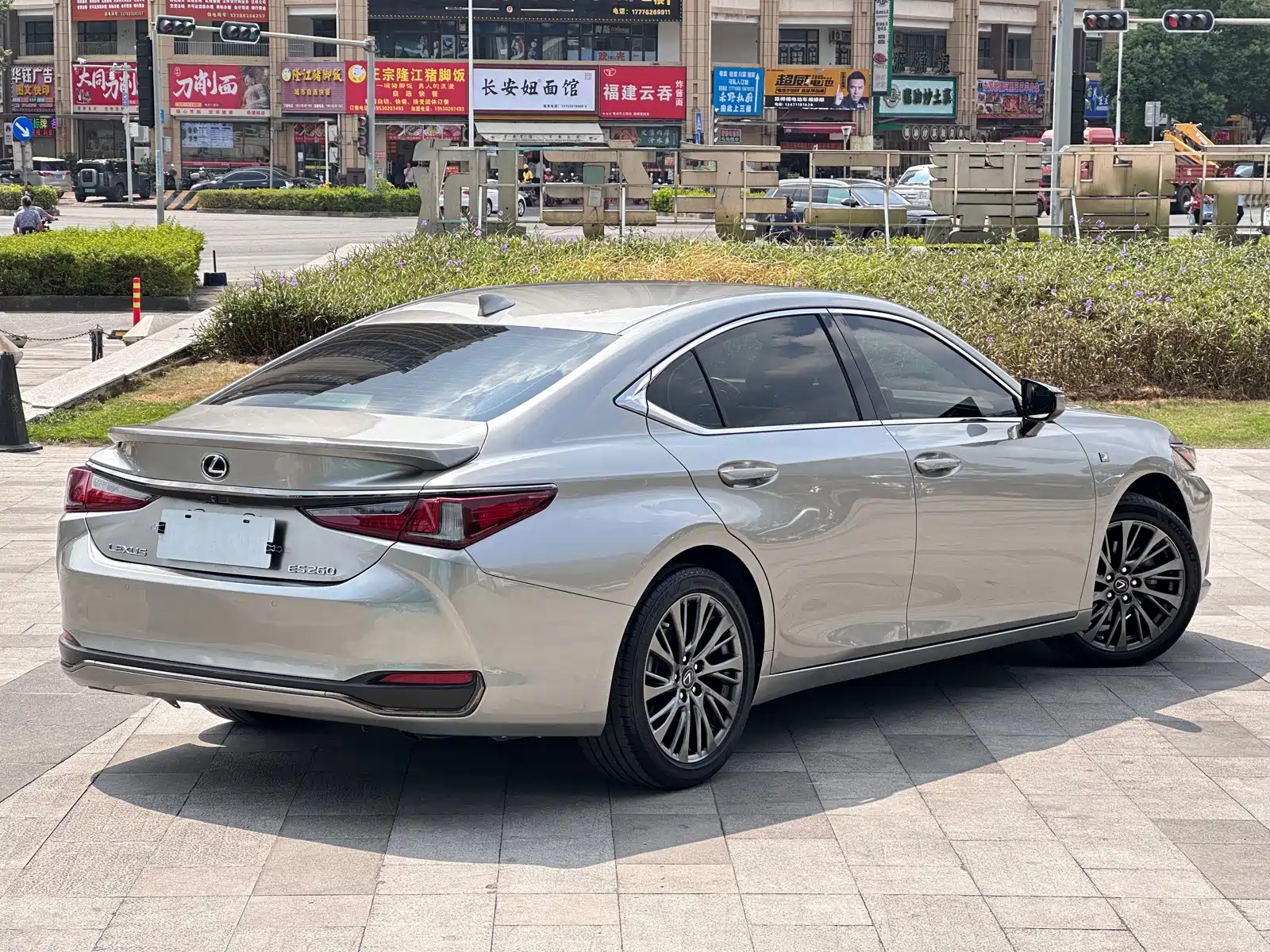 Photo 4 - Lexus ES