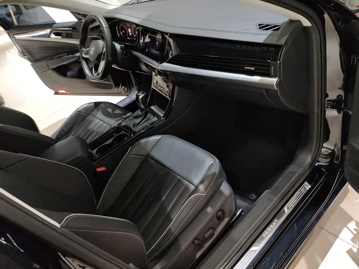 Volkswagen Passat 2022 330TSI Elite Edition фото 13