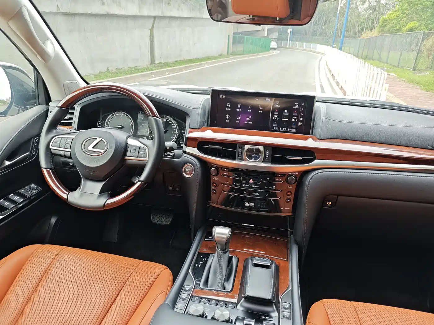 Lexus LX 2016 570 Dynamic Luxury Edition фото 9