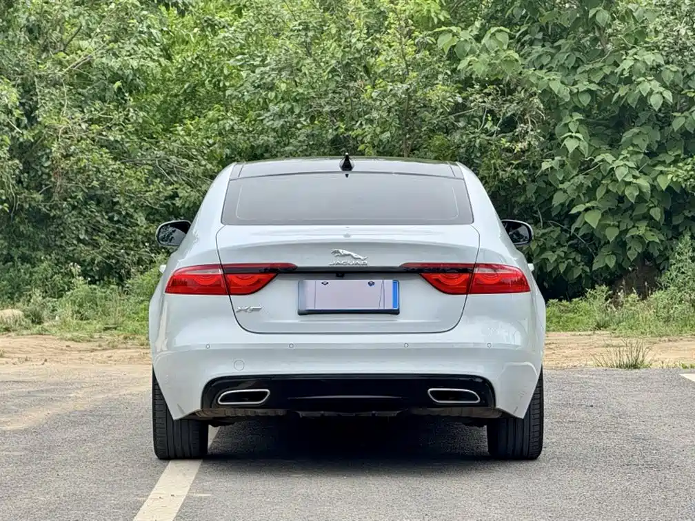 Photo 11 - Jaguar XFL