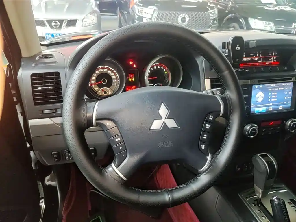 Mitsubishi Pajero (Import) 2016 3.0L Automatic Premium (China V) фото 11