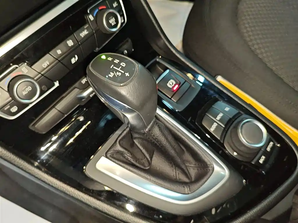 BMW 2 Series Touring 2016 218i Leading фото 14
