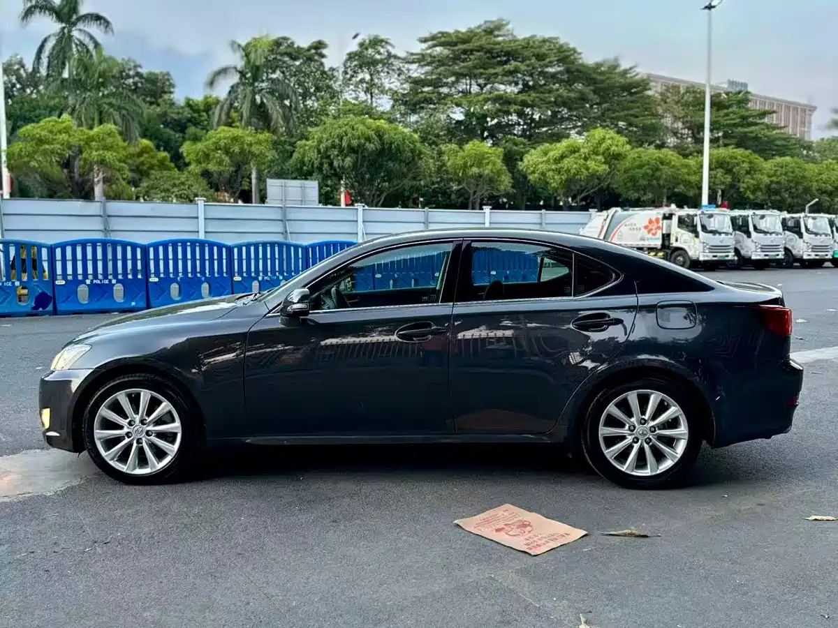 Фото 4 - Lexus IS