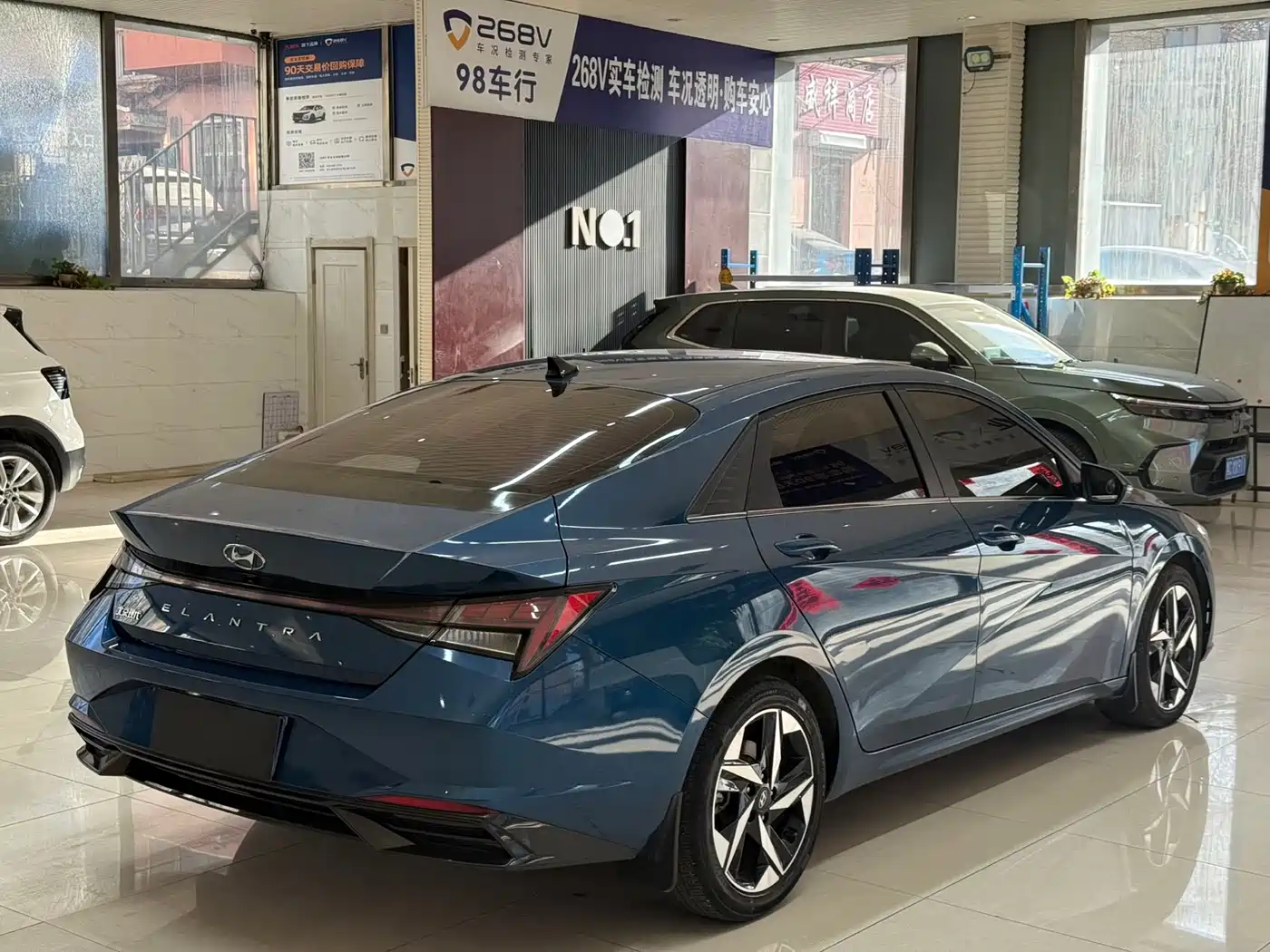 Hyundai Elantra 2022 1.5L CVT LUX Premium Edition фото 4