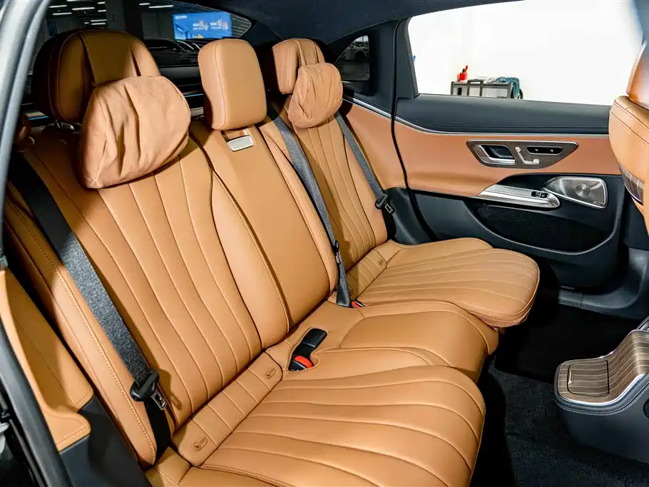 Photo 22 - Mercedes-Benz E-Class