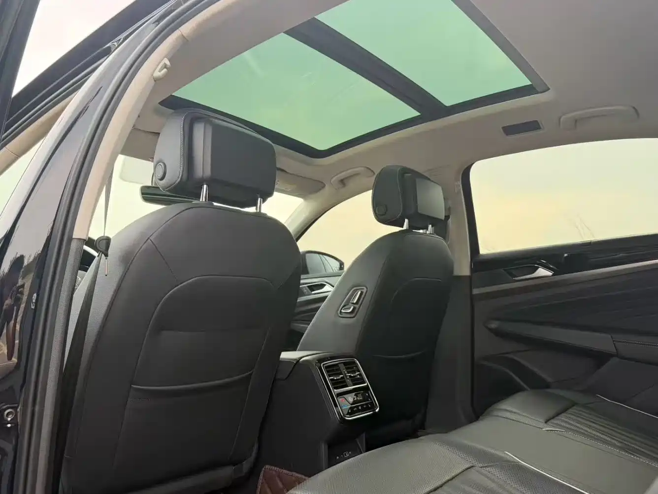 Volkswagen Passat 2022 330TSI Premium Edition фото 5