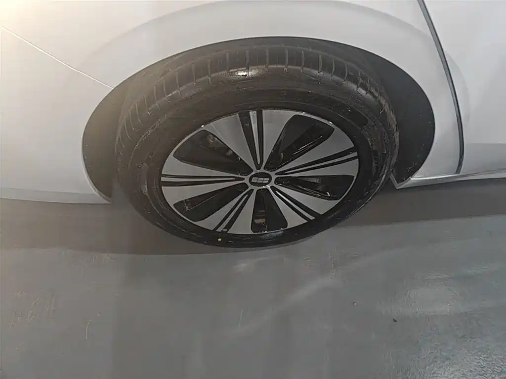 Geely Galaxy Galaxy A7 2025 EM-i 150km Premium Edition фото 23