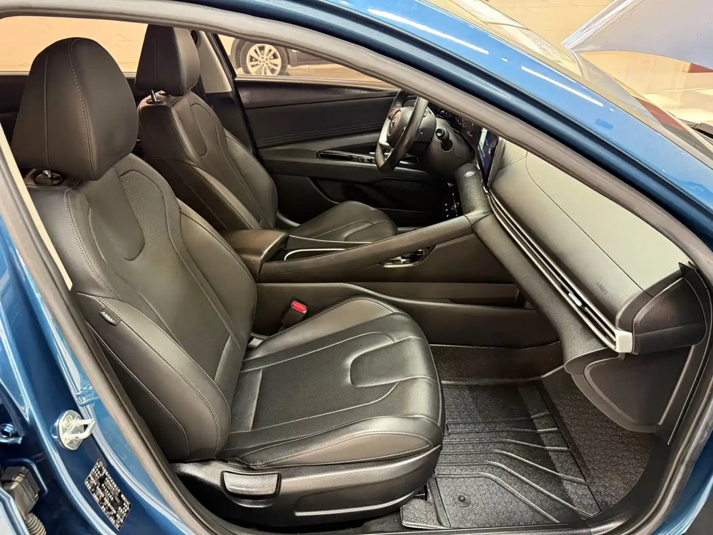 Hyundai Elantra 2022 1.5L CVT LUX Premium Edition фото 21