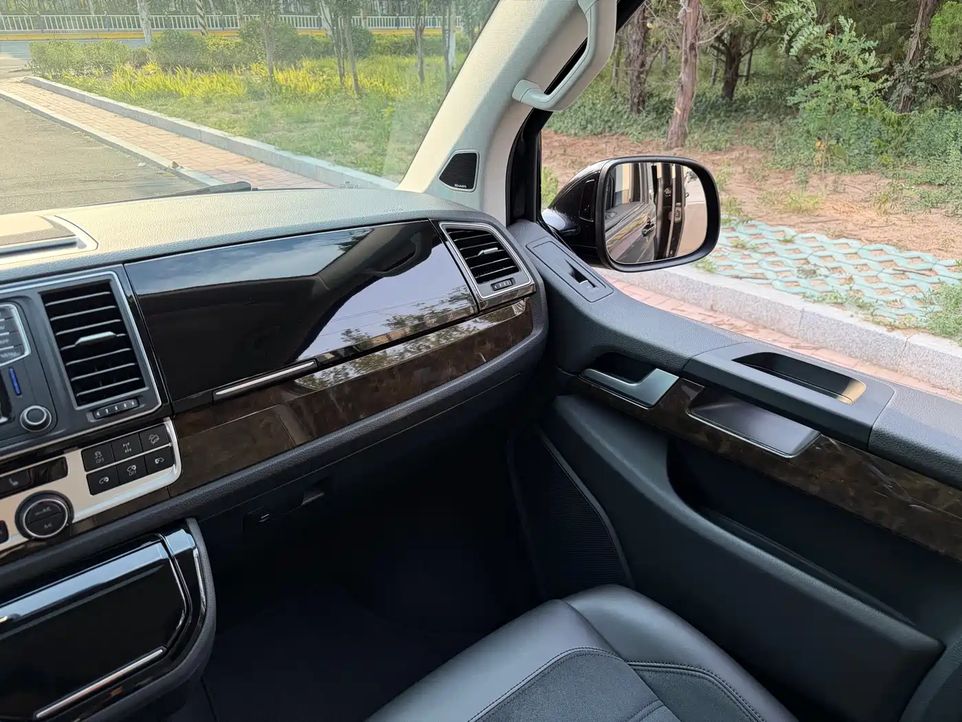 Volkswagen Multivan 2019 2018 2.0TSI 4WD Explorer Edition 7-Seater