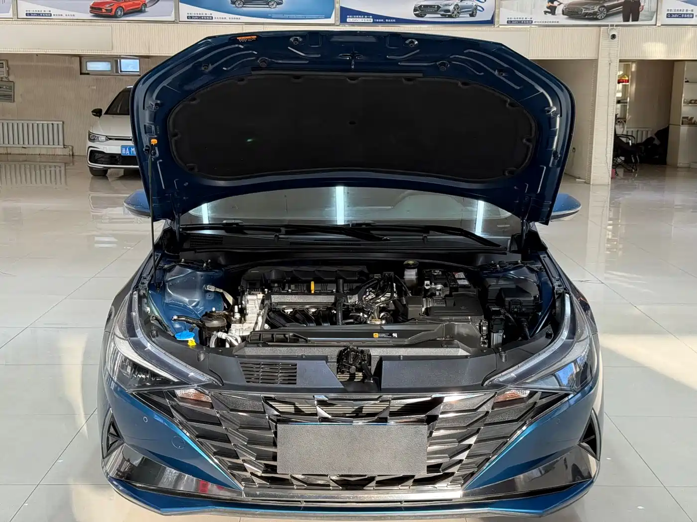 Hyundai Elantra 2022 1.5L CVT LUX Premium Edition фото 7