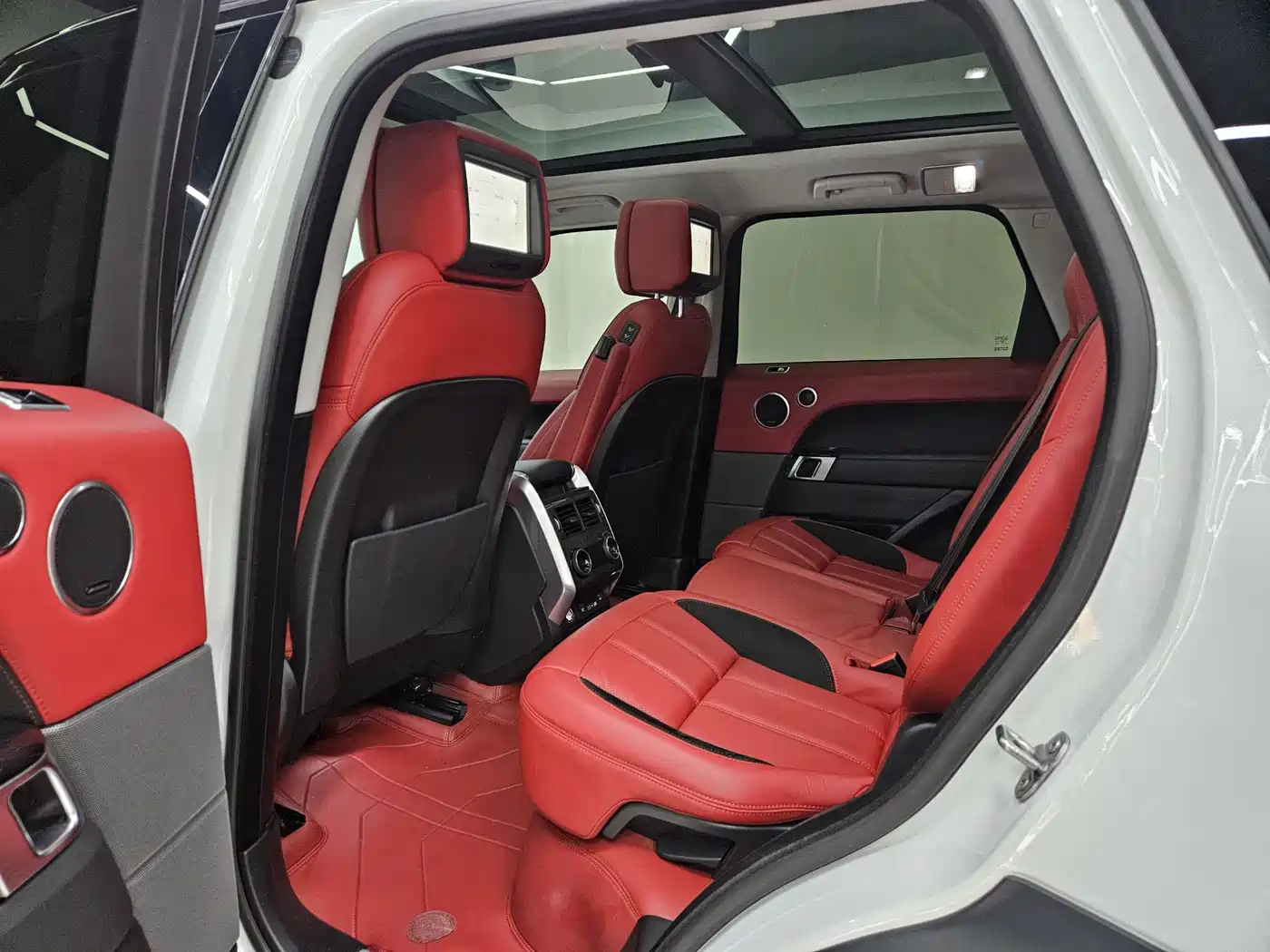 Land Rover Range Rover Sport 2022 3.0 L6 Gloss Black Edition фото 8