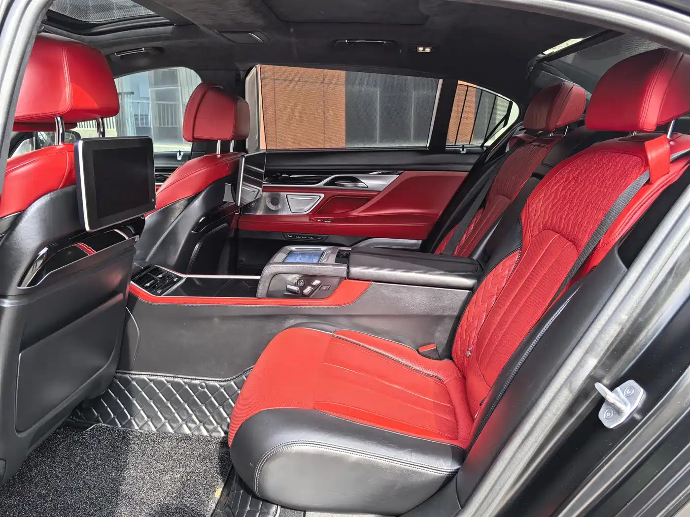 BMW 7 Series 2018 740Li xDrive Luxury M Sport Package Black Flame Edition фото 5