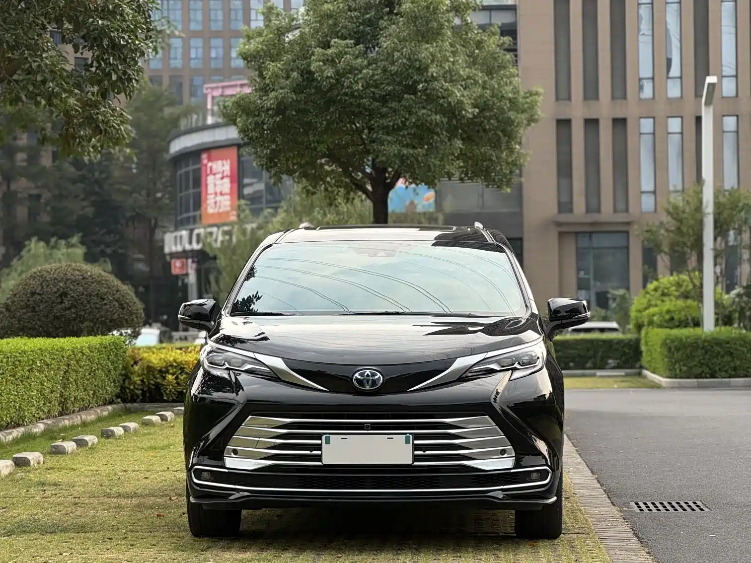 Photo 2 - Toyota Sienna
