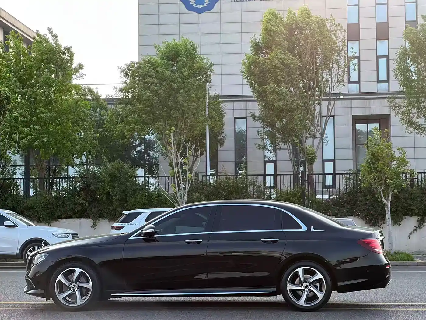 Mercedes-Benz E-Class 2017 E 300 L Sport Luxury фото 3