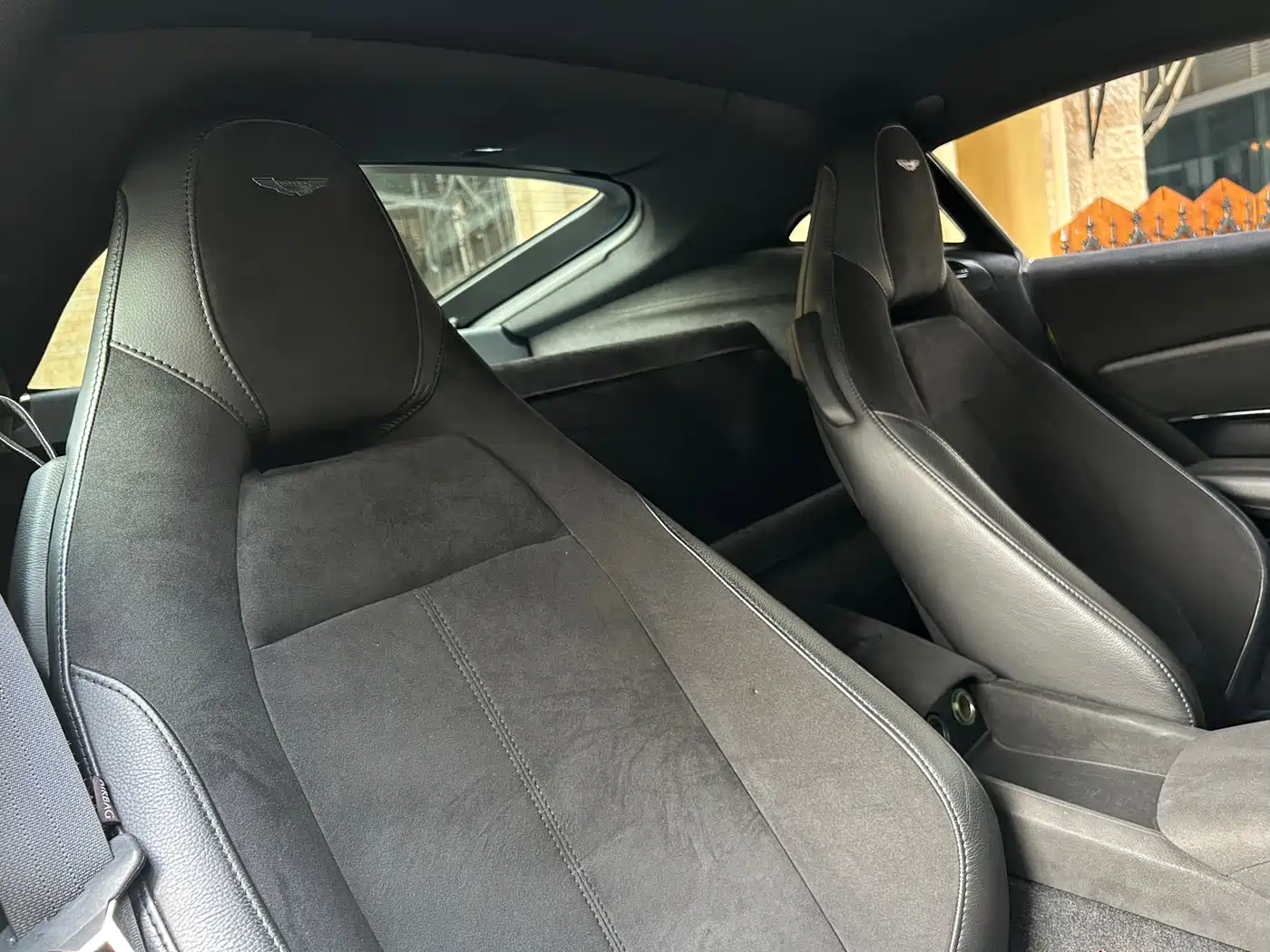 ASTON MARTIN V8 VANTAGE