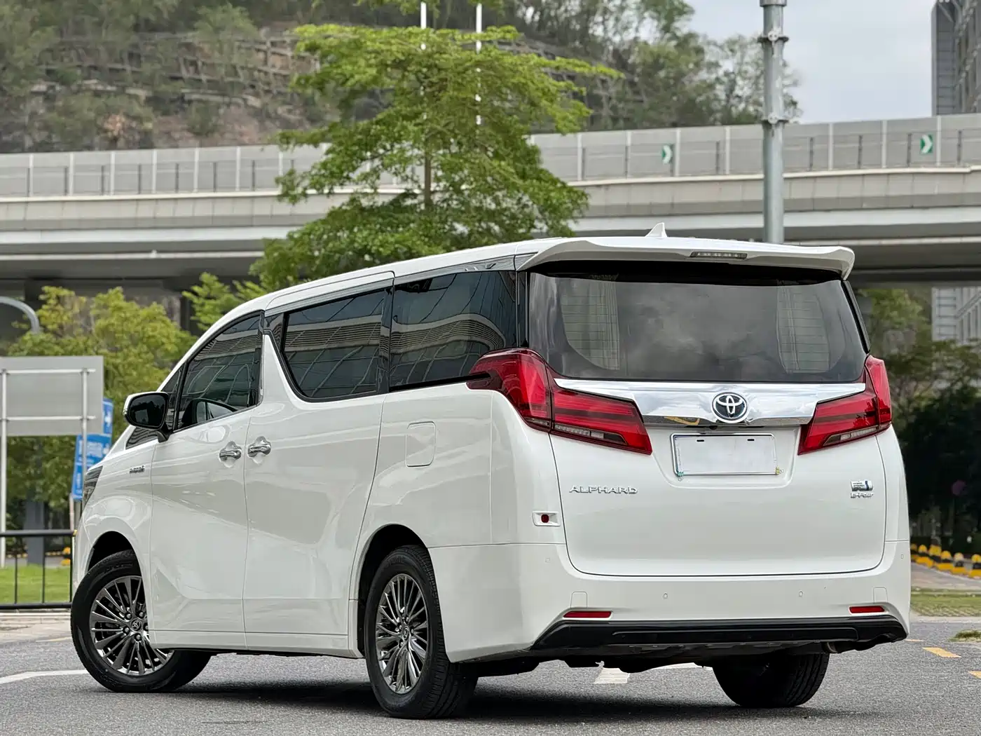 Toyota Alphard 2021 Hybrid 2.5L Luxury фото 17