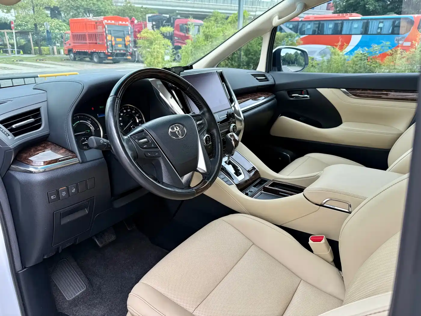 Toyota Alphard 2021 Hybrid 2.5L Luxury фото 4