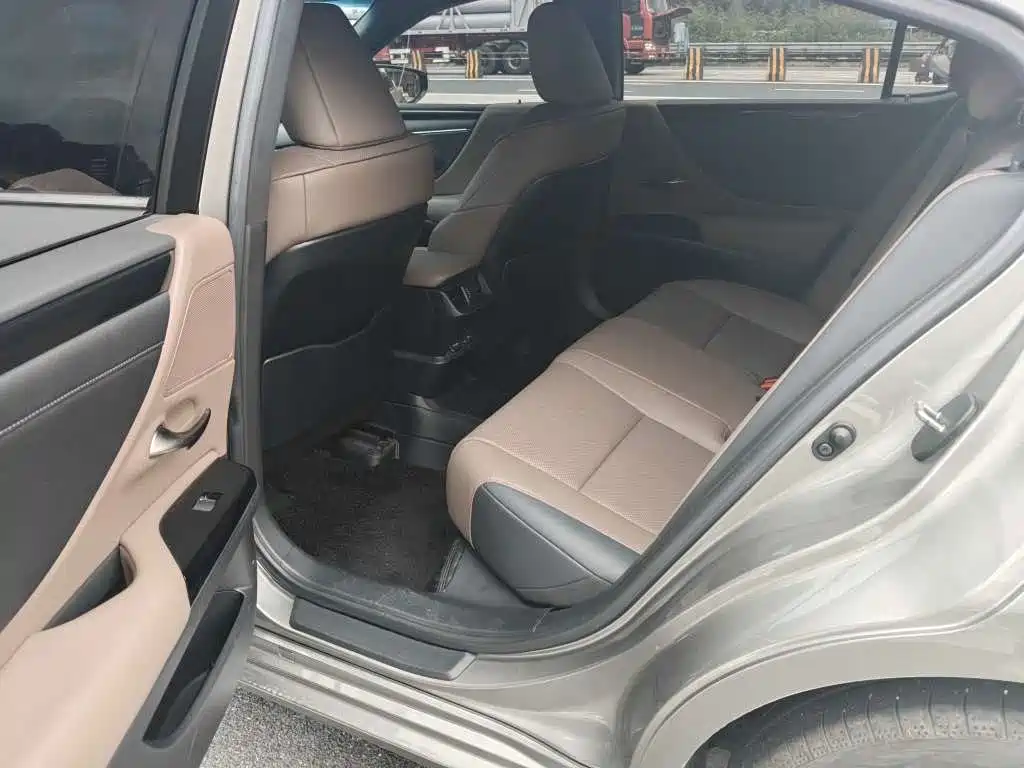 Фото 5 - Lexus ES