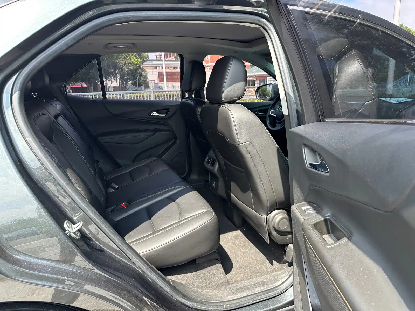 Photo 13 - Chevrolet Equinox
