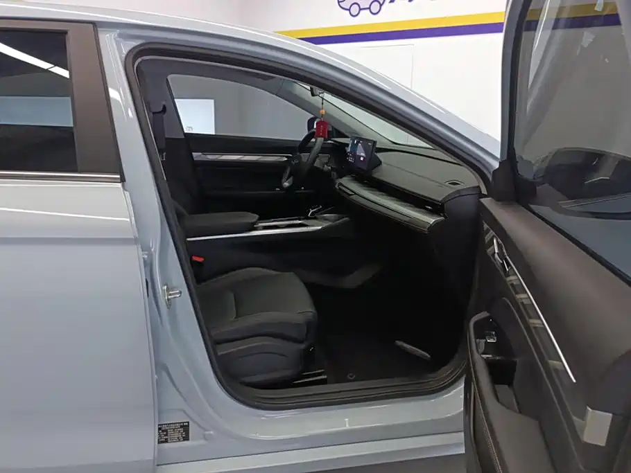 Geely Emgrand L HiP 2023 2024 Model Champion Edition 1.5TD-DHT Pro 100KM Surpassing Type