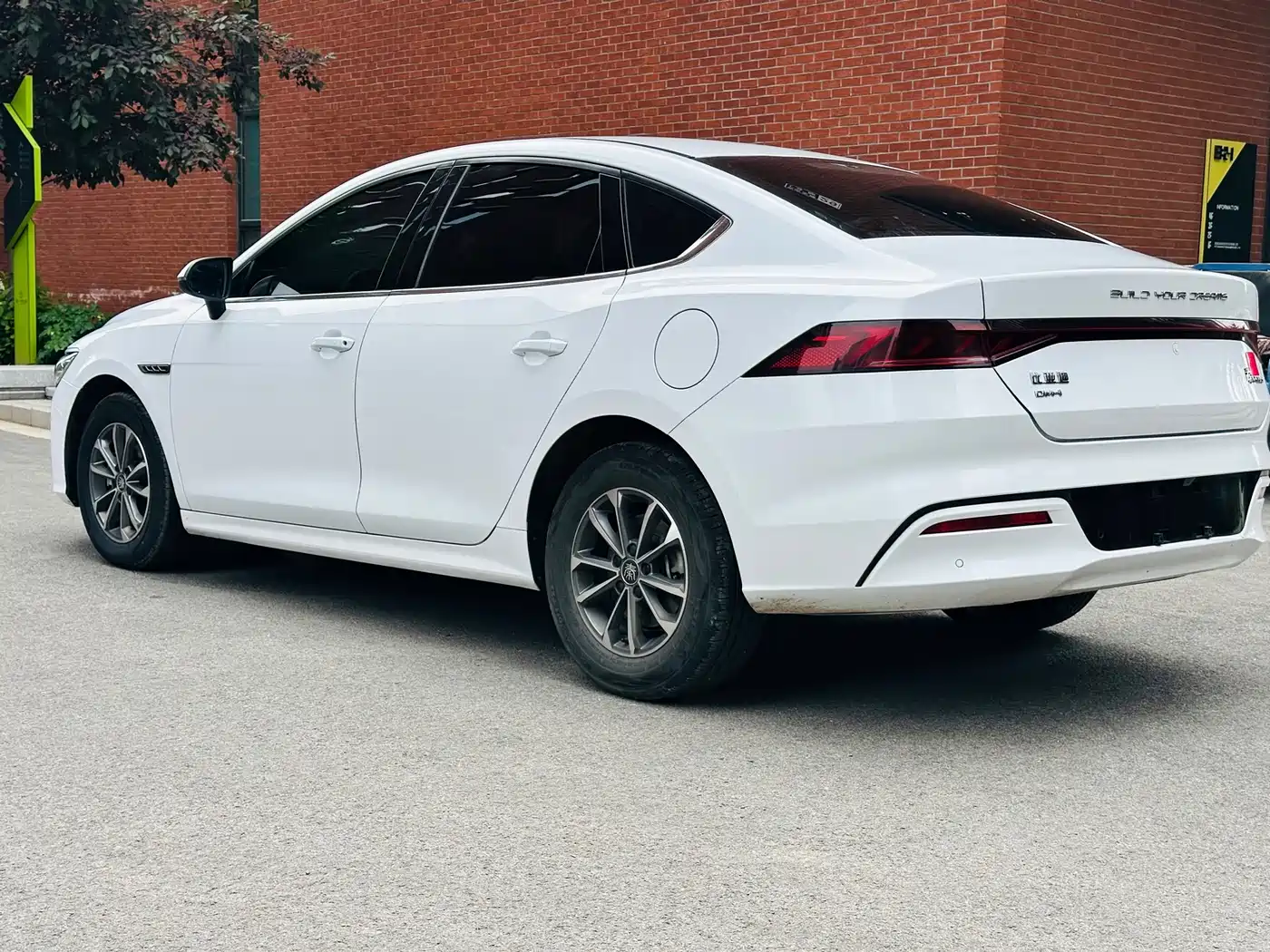 BYD Qin PLUS 2024 Glory Edition DM-i 55KM Leading фото 7