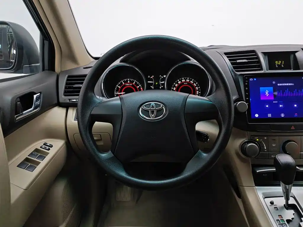Photo 11 - Toyota Highlander