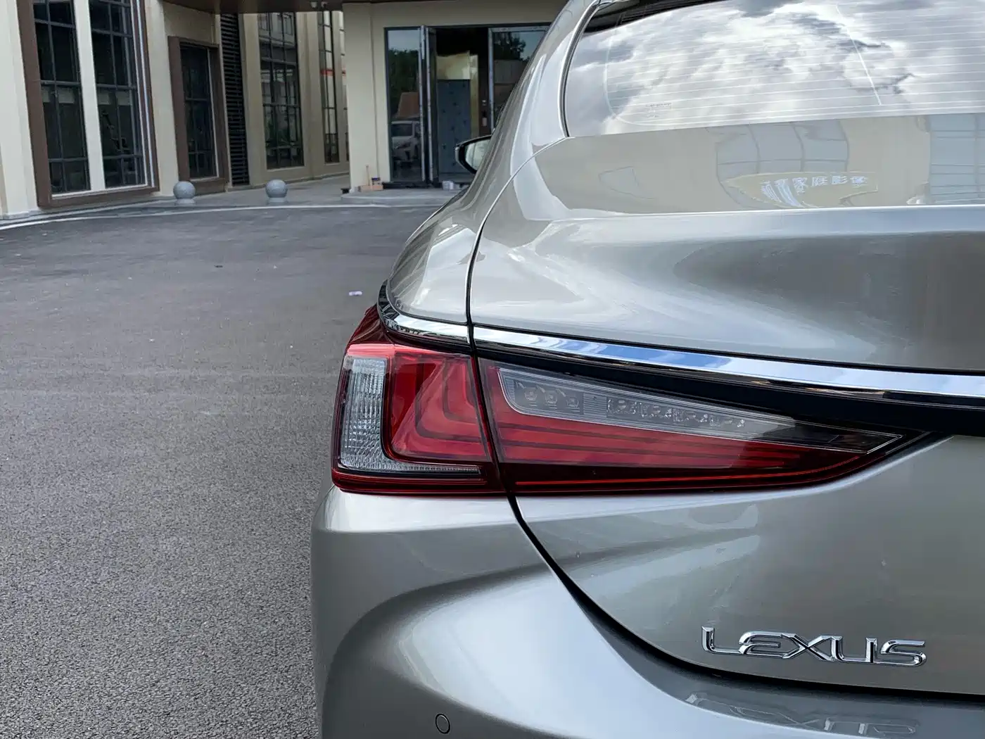 Фото 10 - Lexus ES