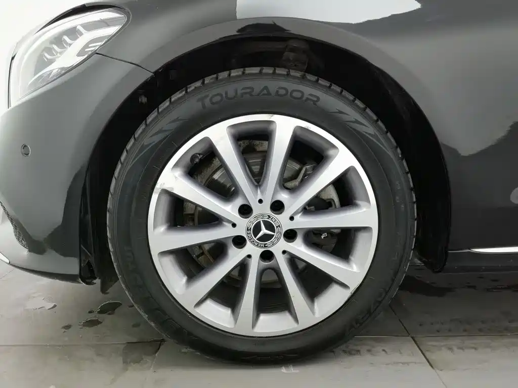 Photo 17 - Mercedes-Benz C-Class