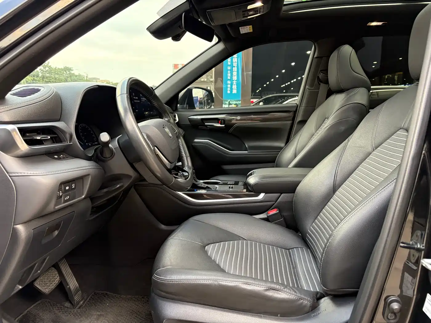 Toyota Crown Kluger 2023 2.5L HEV AWD Premium Edition фото 9
