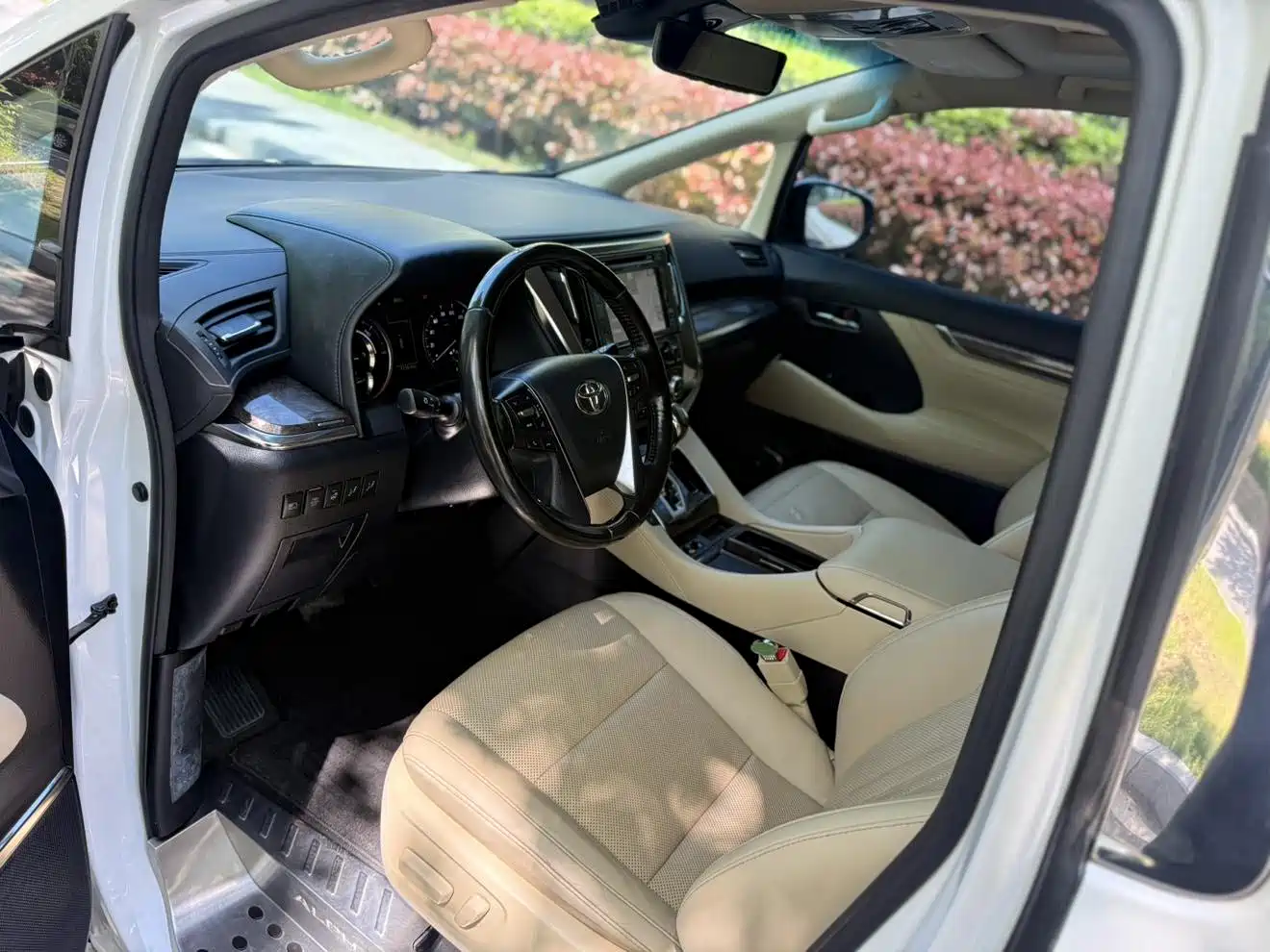 Toyota Alphard 2019 Hybrid 2.5L Premium Edition фото 4