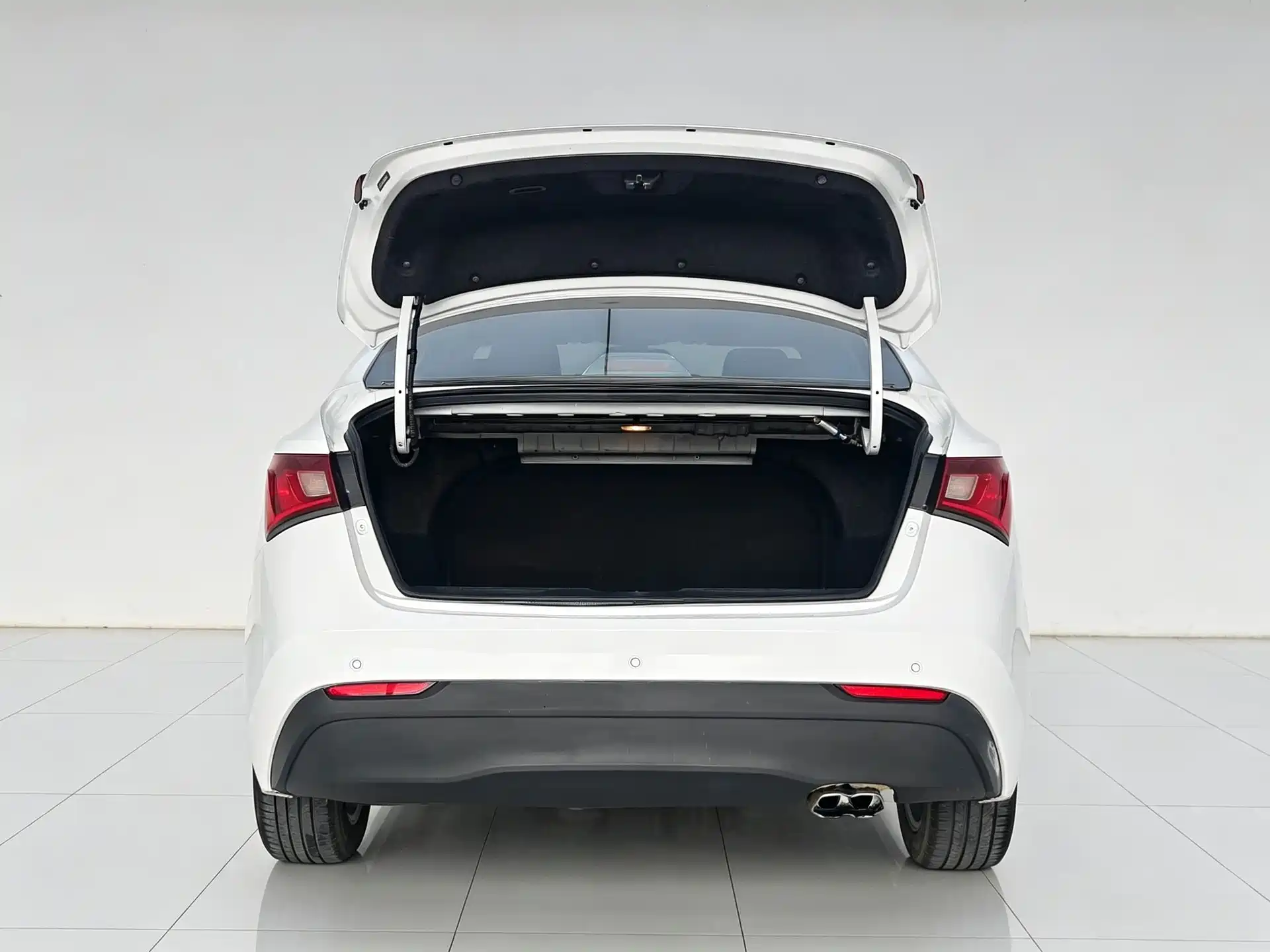 Photo 18 - MG GT