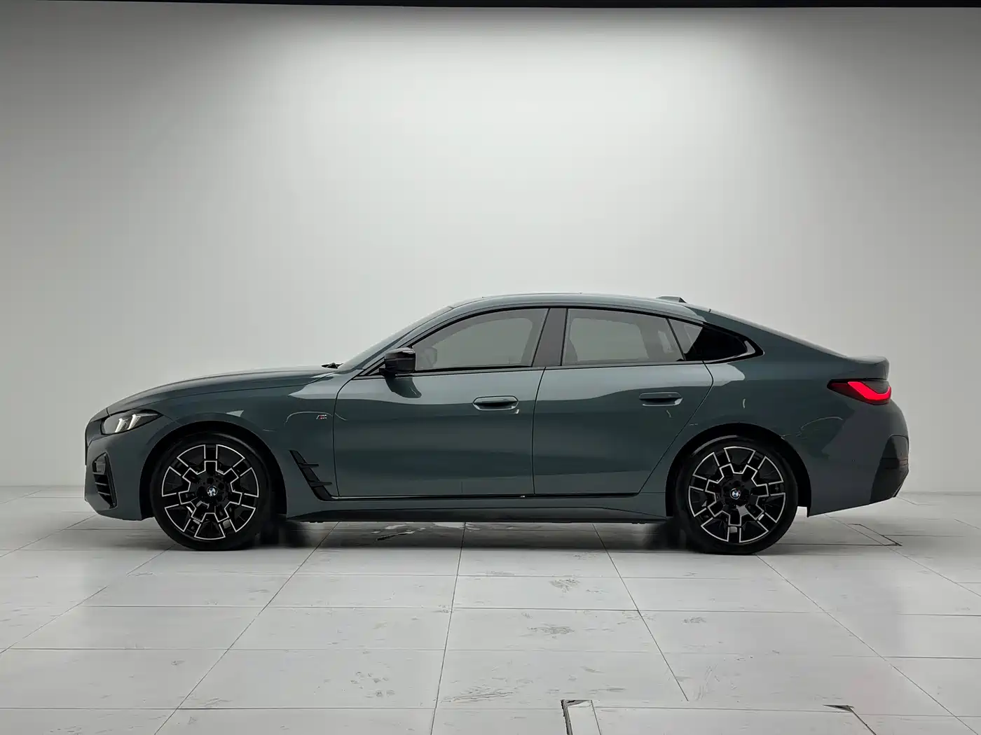 BMW 4 Series 2024 430i Gran Coupe M Sport Shadowline Package фото 23