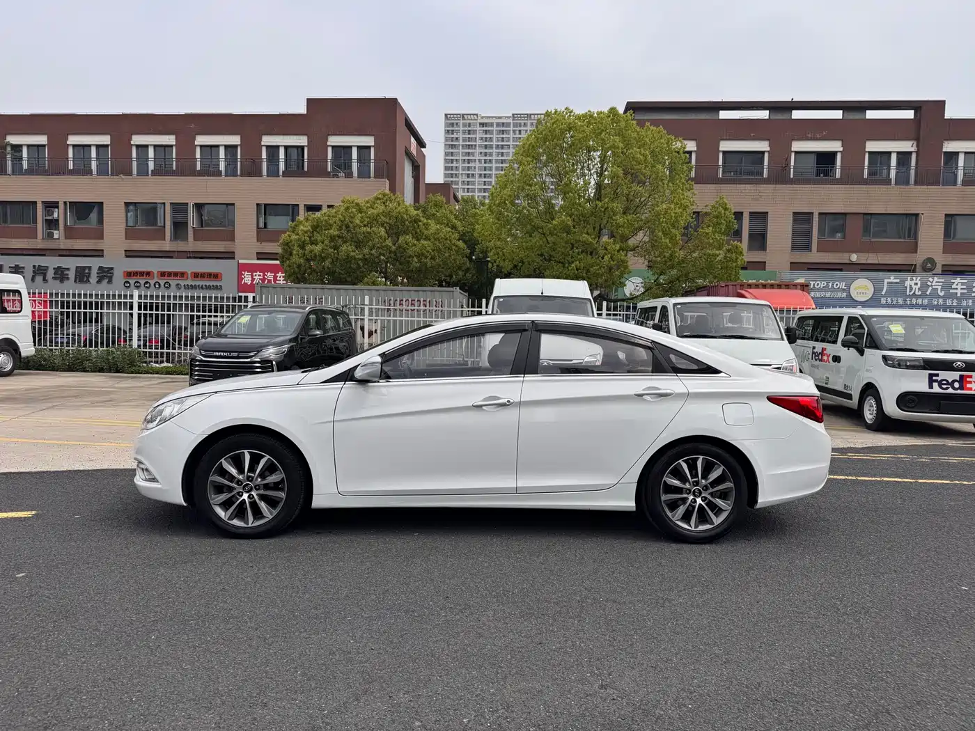 Hyundai Sonata 2015 Classic 2.0L Automatic Luxury Edition фото 8