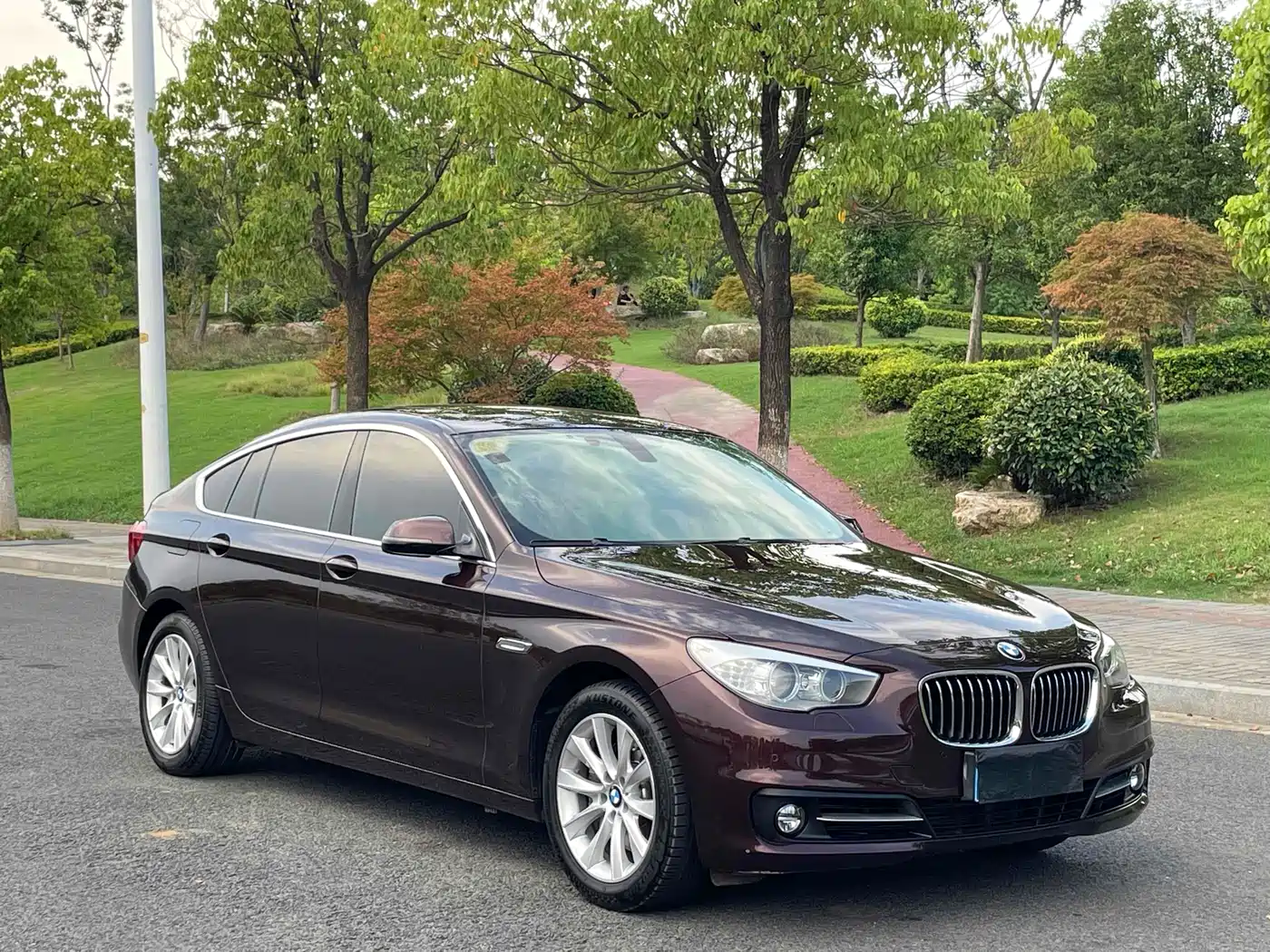 BMW 5 Series GT 2015 528i Leading фото 3