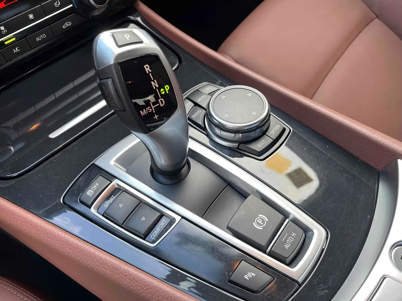 BMW 5 Series GT 2015 528i Leading фото 8