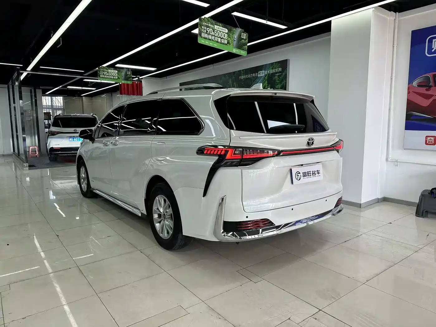 Toyota Granvia 2023 2.5L Hybrid Comfort Edition фото 4