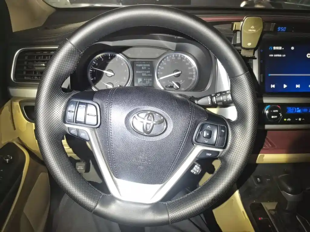 Photo 11 - Toyota Highlander