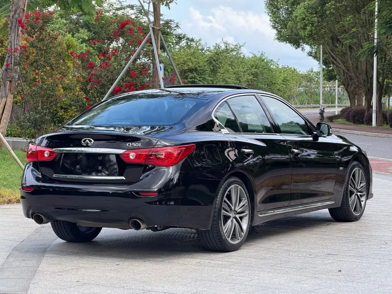 Photo 14 - Infiniti Q50L