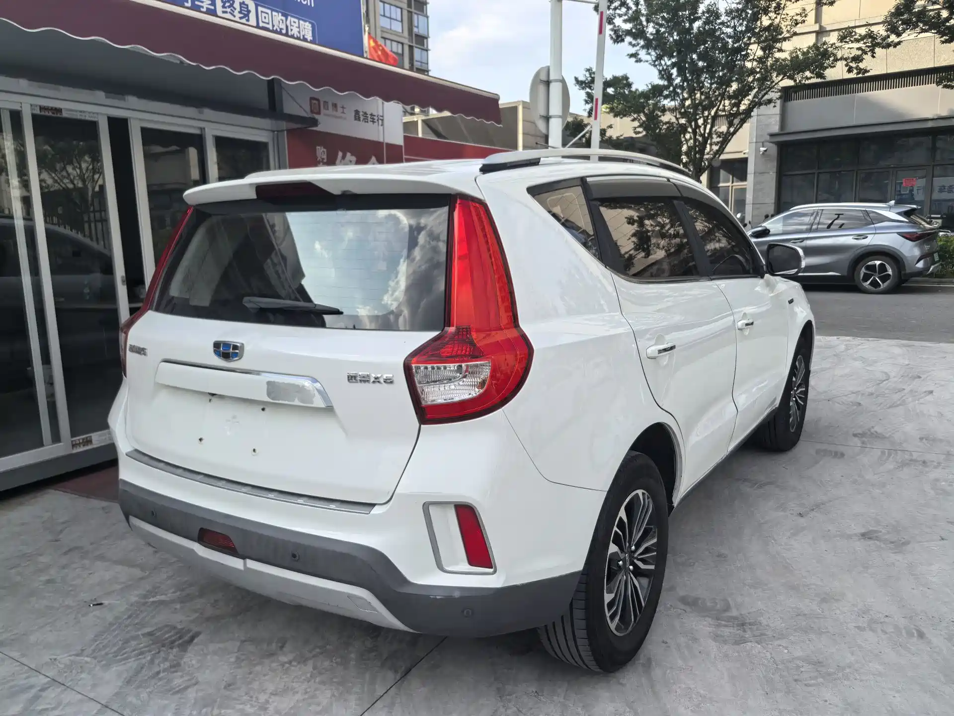 Photo 3 - Geely Emgrand X6