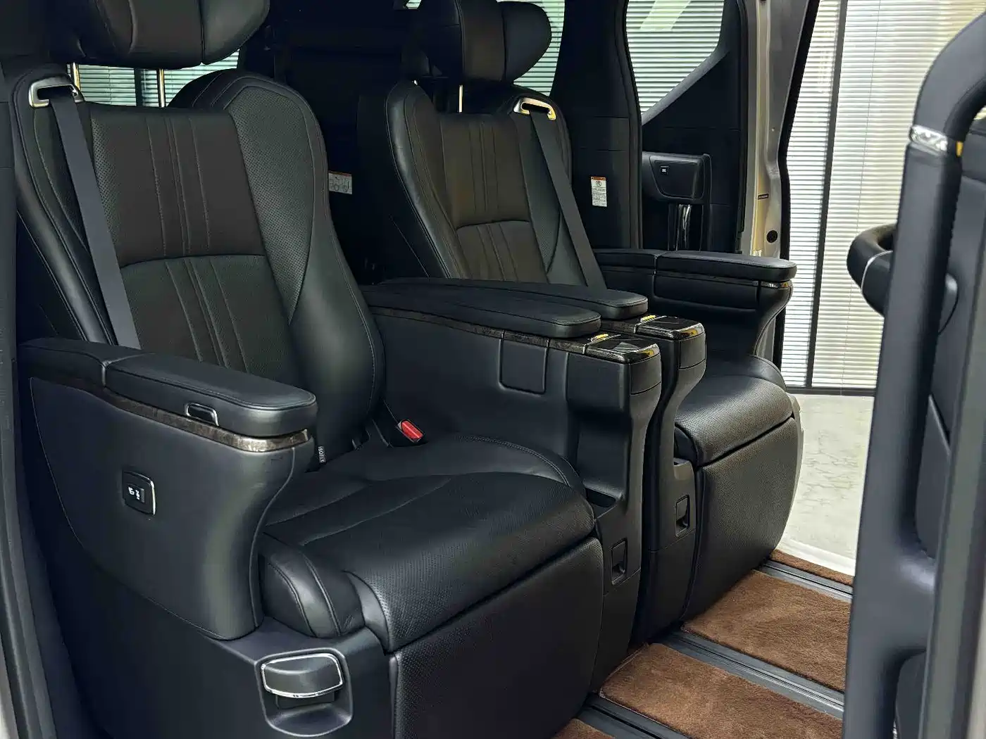 Toyota Alphard 2018 Facelift 3.5L Premium Edition фото 8