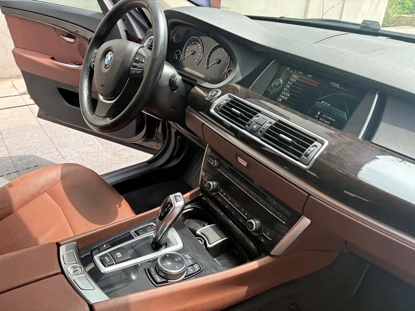 BMW 5 Series GT 2014 535i Leading фото 22