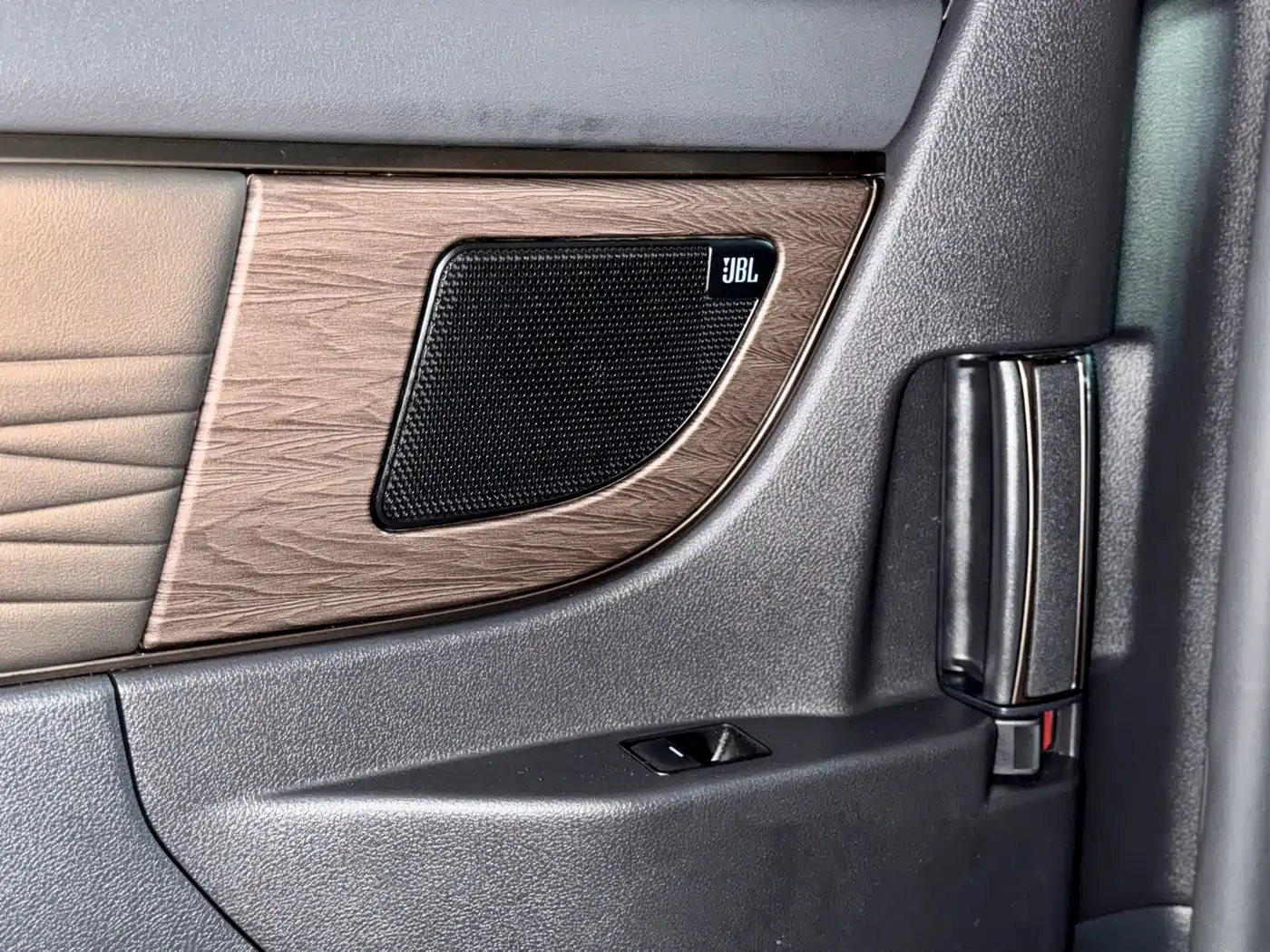 Toyota Vellfire 2024 Crown Hybrid 2.5L Executive Premium Edition фото 8